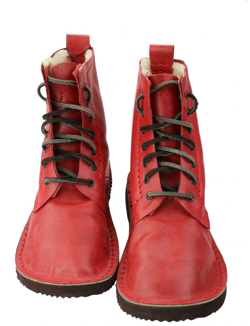 Czerwone buty ocieplane sznurowane rzemykiem.