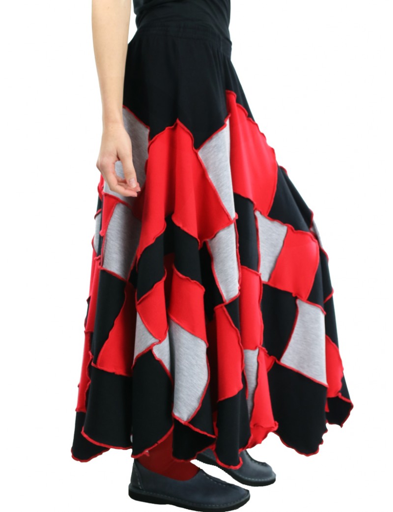 Rozkloszowana spódnica uszyta z kolorowych kawałków, patchwork