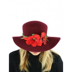 Bordowy kapelusz filcowy z szerokim rondem dekorowany gałązką z kwiatami