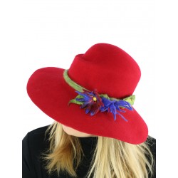 Czerwony kapelusz filcowy z szerokim rondem dekorowany gałązką z kwiatami