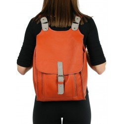 Pomarańczowy plecak z funkcją torebki do ręki.