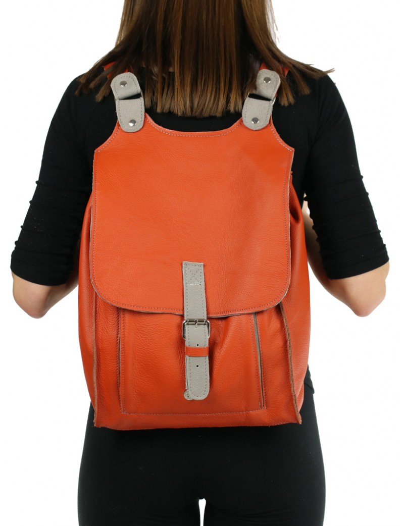Pomarańczowy plecak z funkcją torebki do ręki.