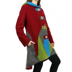 Krótki wełniany płaszcz z kapturem uszyty w formie patchworku.