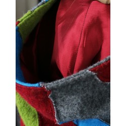 Krótki wełniany płaszcz z kapturem uszyty w formie patchworku.