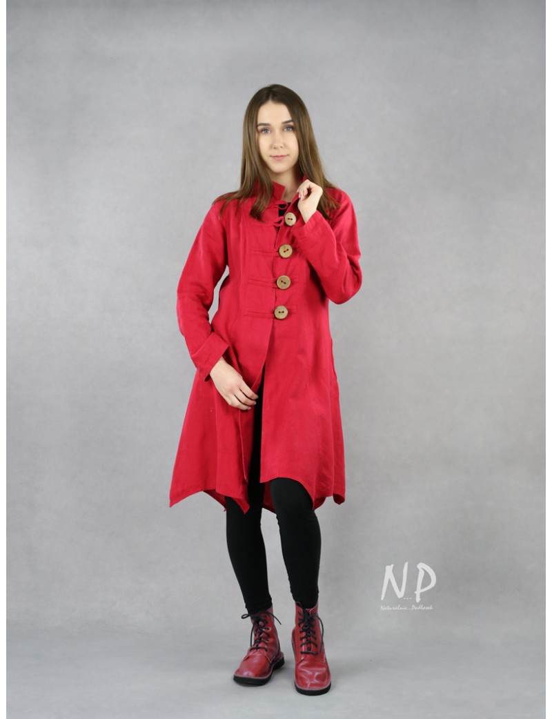 Czerwony płaszcz lniany damski z kołnierzem typu stójka.