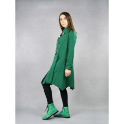 Zielony płaszcz lniany damski zapinany na guziki.