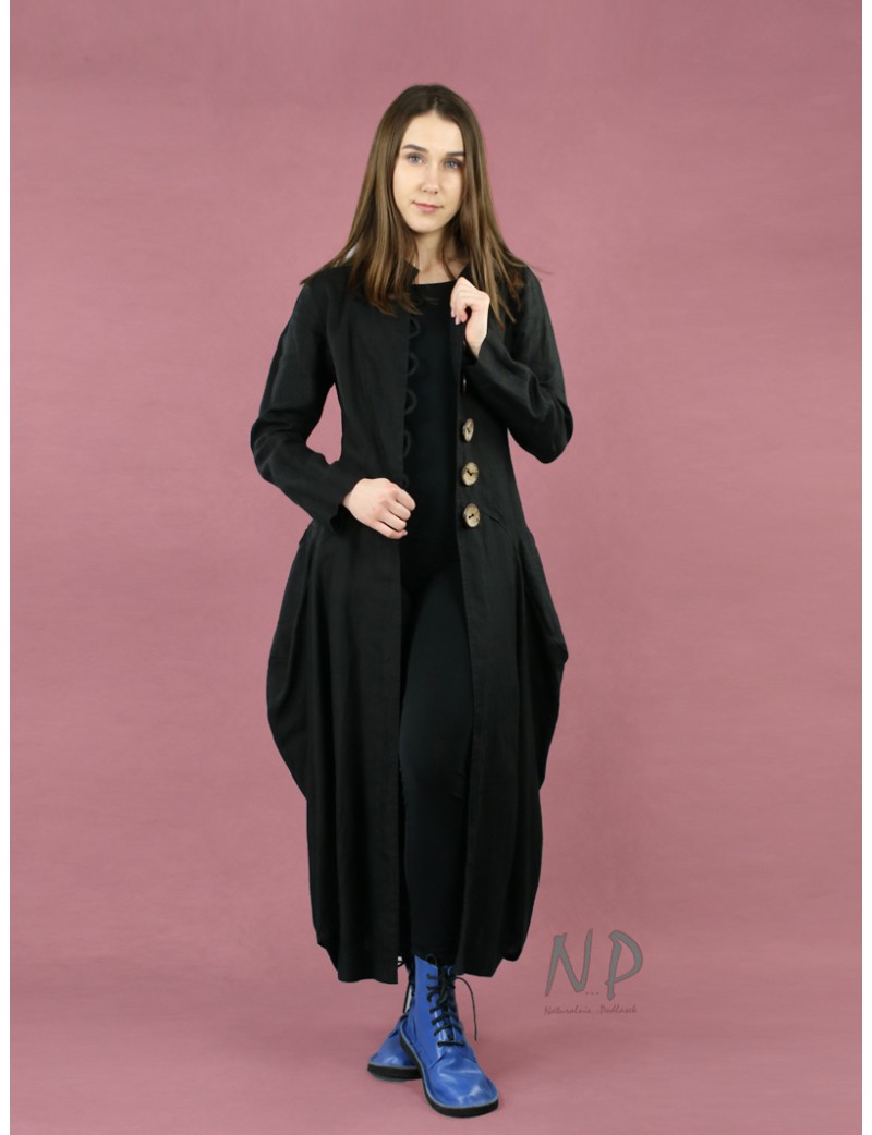 Czarny płaszcz lniany o awangardowym stylu