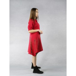 Krótka czerwona sukienka rozpinana na guziki, uszyta z naturalnego lnu.