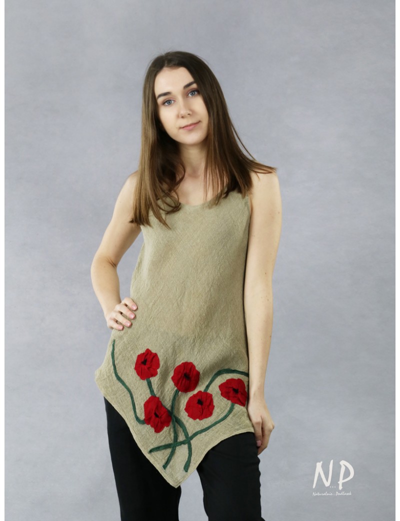 Lniana bluzka na ramiączkach z asymetrycznym dołem i naszytymi kwiatami.