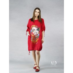Czerwona sukienka lniana oversize z ręcznie malowaną twarzą.