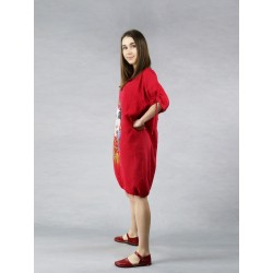 Czerwona sukienka lniana oversize z ręcznie malowaną twarzą.