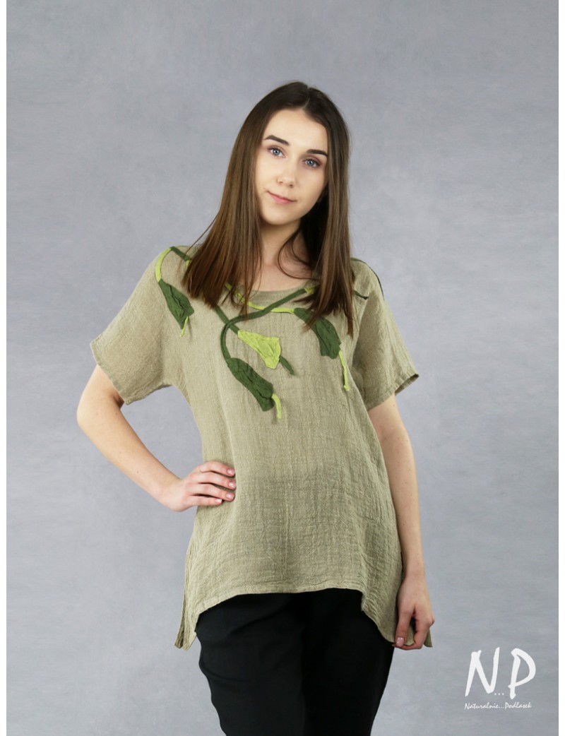 Linen blouse with short sleeves and hand-sewn flowers.