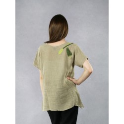 Linen blouse with short sleeves and hand-sewn flowers.