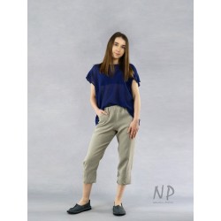 Women's linen knee-length pants with an elastic band and decorative legs.