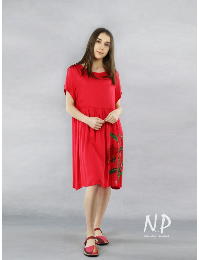 Czerwona sukienka ręcznie malowana uszyta z wiskozy z jedwabiem