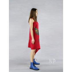 Czerwona asymetryczna sukienka lniana na wiązanych ramiączkach, ozdobiona ręcznie malowanymi pawimi piórami