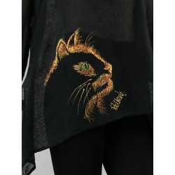 Czarna bluzka lniana z wydłużonymi bokami, ozdobiona ręcznie malowanym kotem w złotym kolorze