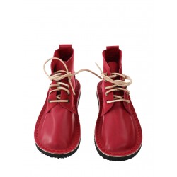 Ręcznie szyte wyższe buty skórzane w kolorze czerwonym, sznurowane rzemykami.