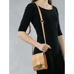 Ręcznie szyta mała torebka, typu kuferek, z możliwością noszenia przez ramię