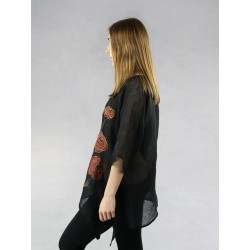 Czarna bluzka lniana z wydłużonymi bokami, zdobiona ręcznie malowanymi makami