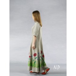 Długa lniana sukienka szmizjerka ozdobiona ręcznie malowanymi kwiatami.