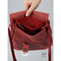 Ciemnoczerwona mała torebka skórzana handmade, wykonana ręcznie przez artystkę plastyk