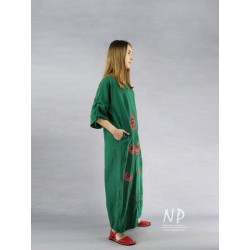 Długa zielona sukienka oversize, uszyta z naturalnego lnu, ozdobiona ręcznie malowanymi makami