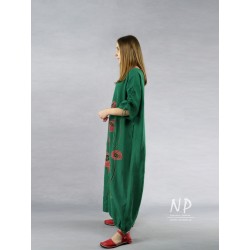 Długa zielona sukienka oversize, uszyta z naturalnego lnu, ozdobiona ręcznie malowanymi makami