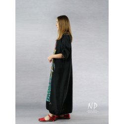 Długa czarna sukienka oversize, uszyta z naturalnego lnu, ozdobiona ręcznie malowanymi wzorami