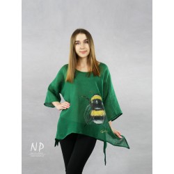 Green linen blouse with elongated sides, decorated with a hand-painted bee