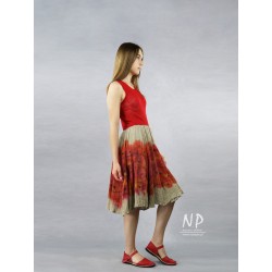 Czerwona lniana sukienka na ramiączkach, z rozkloszowanym dołem, ozdobiona ręcznie malowanymi wzorami