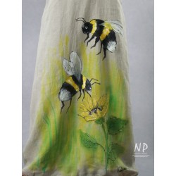 Lniana długa sukienka ogrodniczka, ozdobiona ręcznie malowanymi pszczołami