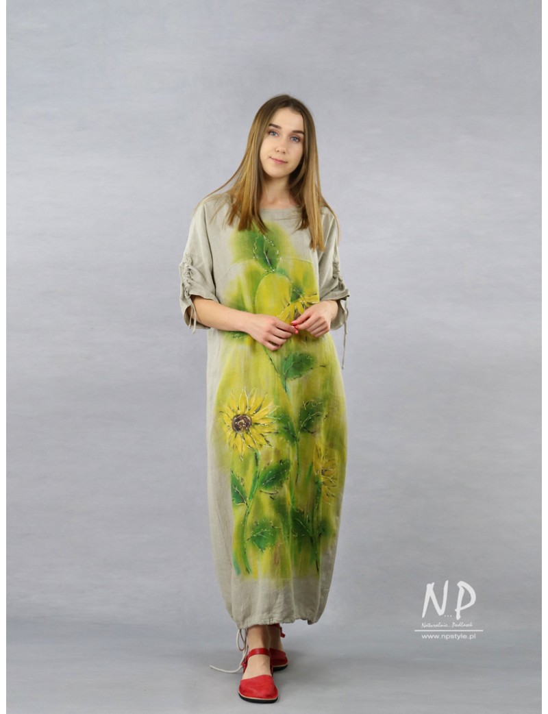 Długa sukienka oversize, uszyta z naturalnego lnu, ozdobiona ręcznie malowanymi słonecznikami