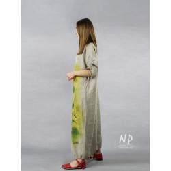 Długa sukienka oversize, uszyta z naturalnego lnu, ozdobiona ręcznie malowanymi słonecznikami
