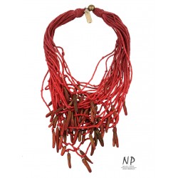 Czerwony ręcznie robiony naszyjnik z bawełnianych sznurków oraz ceramicznymi ozdobami