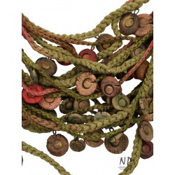 W kolorach zieleni i ciemnego różu ręcznie robiony naszyjnik z bawełnianych sznurków oraz ceramicznymi koralikami