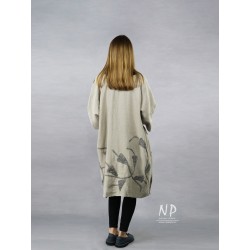 Long, oversized linen sweatshirt without a hood, decorated with hand-sewn flowers