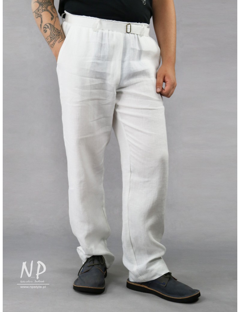 Białe męskie spodnie lniane z paskiem na gumie oraz imitacją rozporka.