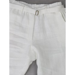 Białe męskie spodnie lniane z paskiem na gumie oraz imitacją rozporka.