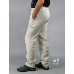 Męskie spodnie lniane z paskiem na gumie oraz imitacją rozporka.