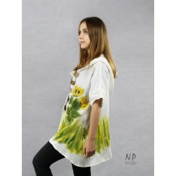 Lniana bluza z kapturem w kolorze ecru, ozdobiona ręcznie malowanymi słonecznikami
