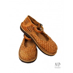 Full sandals, woven leather straps in the color of natural leather