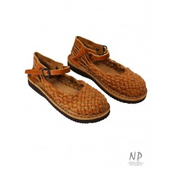 Full sandals, woven leather straps in the color of natural leather