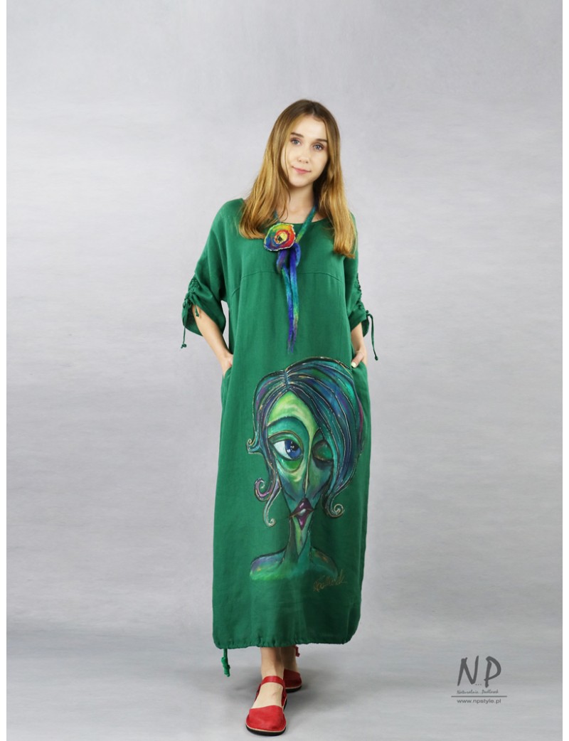 Maxi sukienka lniana oversize w kolorze zielonym, ozdobiona ręcznie malowaną twarzą