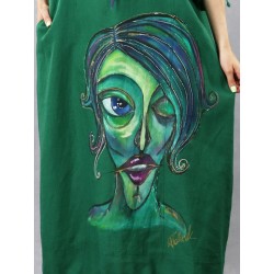 Maxi sukienka lniana oversize w kolorze zielonym, ozdobiona ręcznie malowaną twarzą