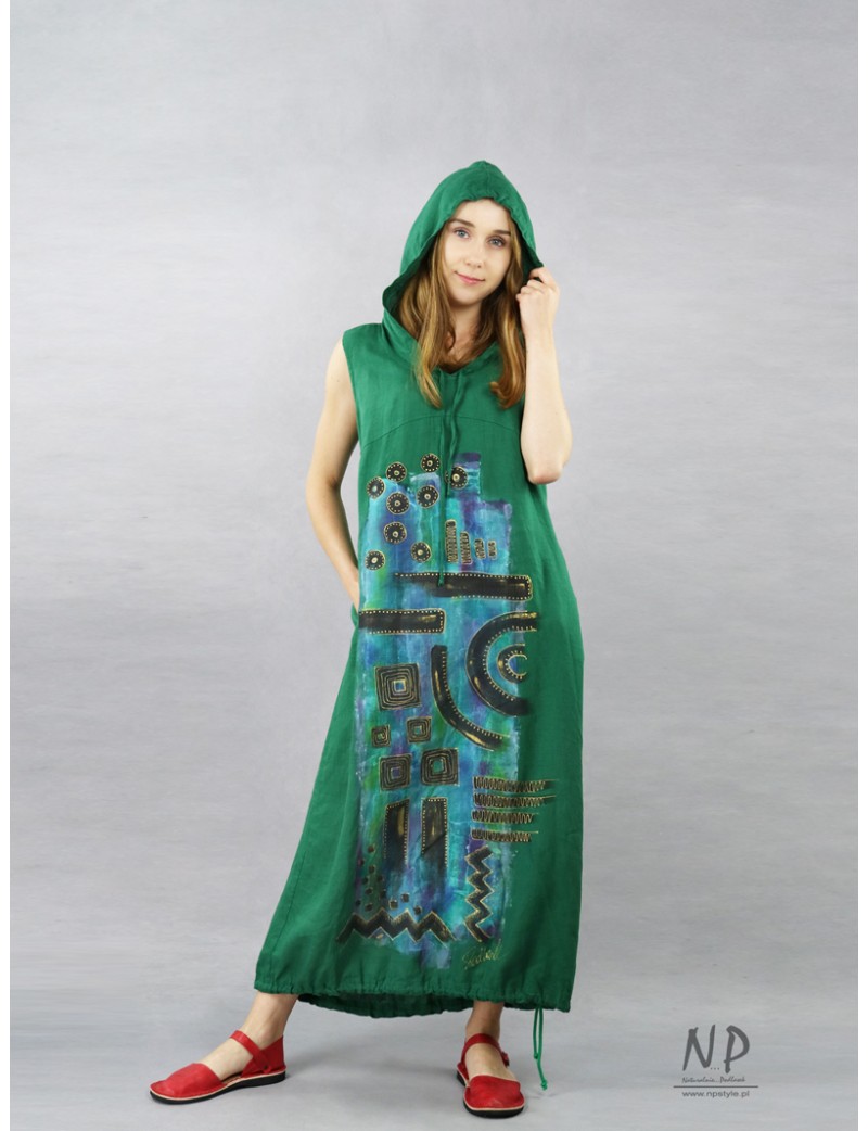 Luźna lniana sukienka z kapturem typu oversize, zdobiona ręcznie malowaną abstrakcją.