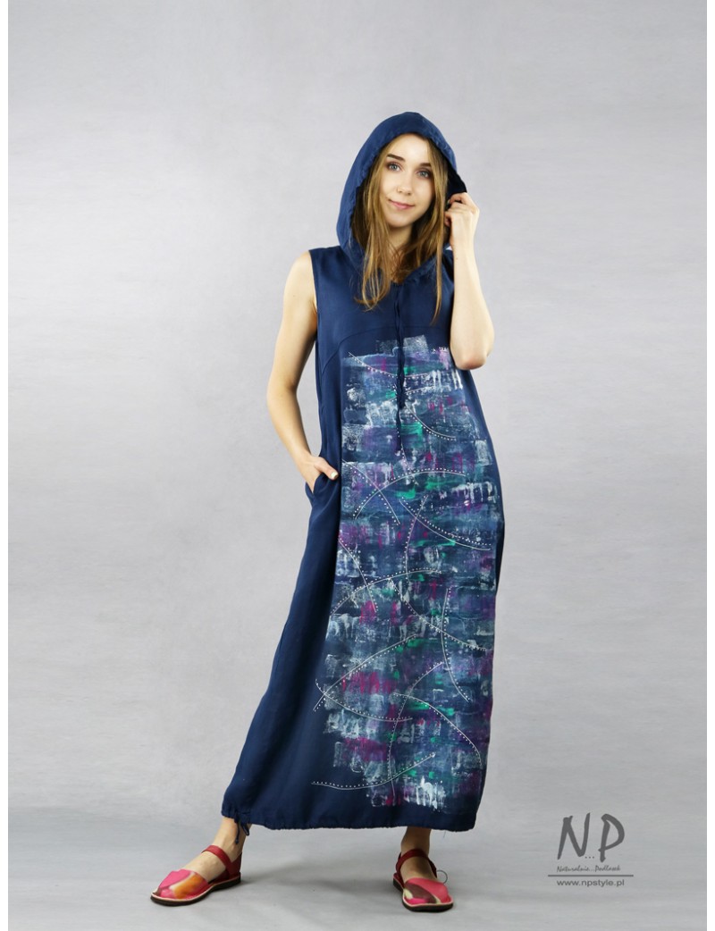 Granatowa luźna lniana sukienka z kapturem typu oversize, zdobiona ręcznie malowaną abstrakcją.