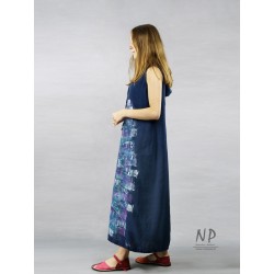 Granatowa luźna lniana sukienka z kapturem typu oversize, zdobiona ręcznie malowaną abstrakcją.