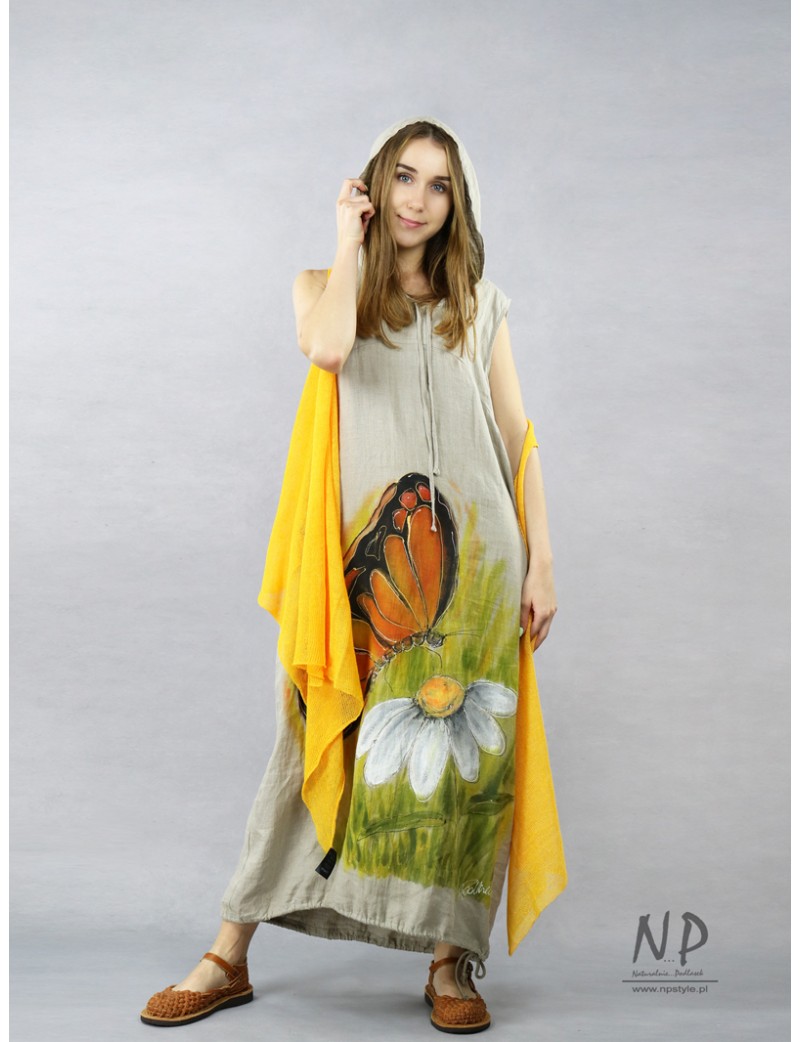 Długa sukienka lniana z kapturem w kolorze naturalnego lnu, ozdobiona ręcznie malowanymi kwiatami i motylem