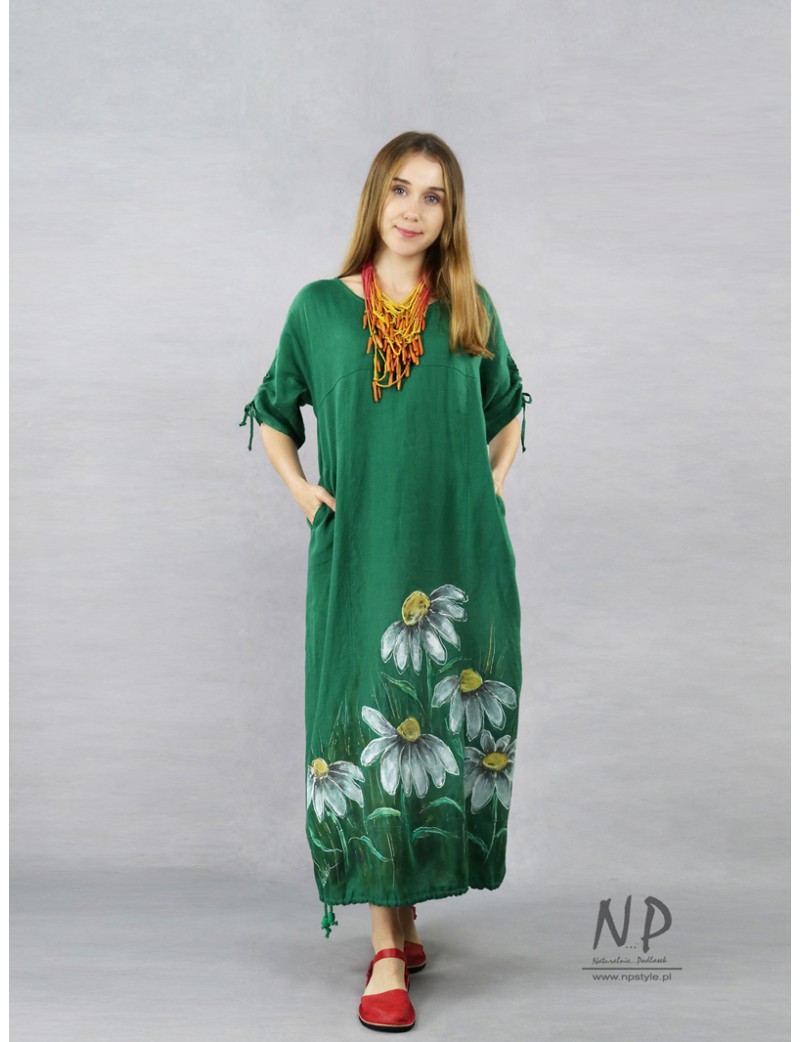 Maxi sukienka lniana oversize w kolorze zielonym, ozdobiona ręcznie malowanymi rumiankami